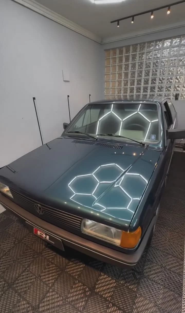 VW Gol quadrado verde vitrificado, com o reflexo dos hexágonos de LED no capô e a placa RL