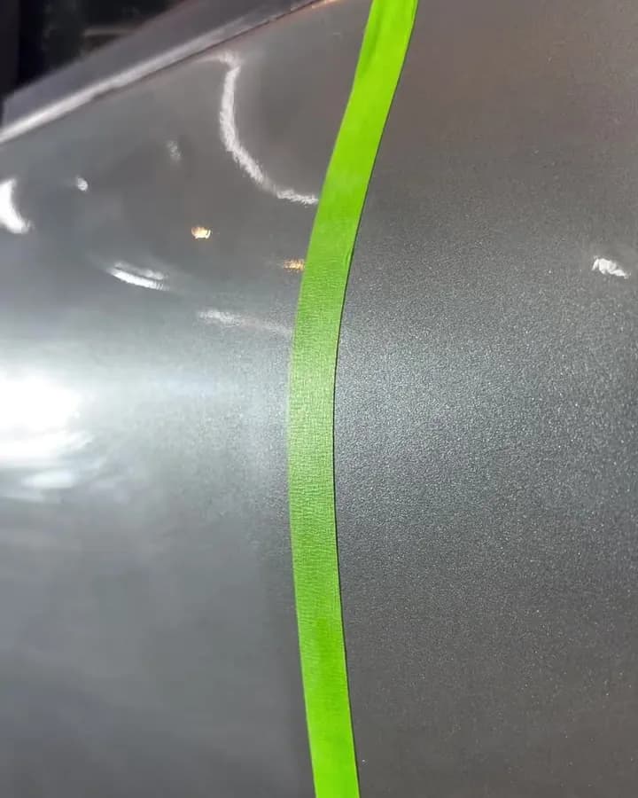 Porta prata dividida por fita verde: à esquerda polida e refletindo a luz, à direita fosca e sem brilho