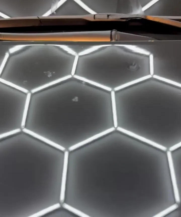 Capô da RAV4 antes: reflexo das luzes embaçado, com manchas e contaminação