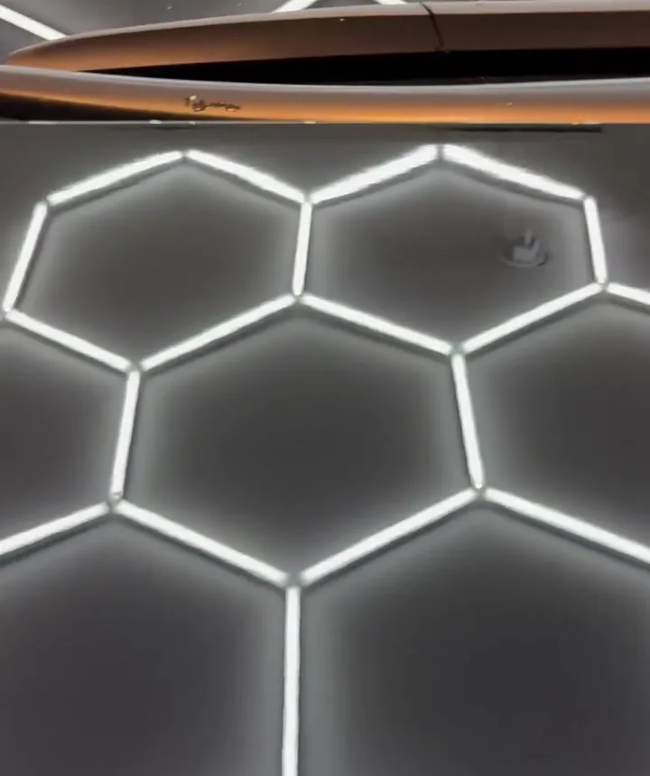 Capô da RAV4 depois: reflexo dos hexágonos de LED nítido e limpo