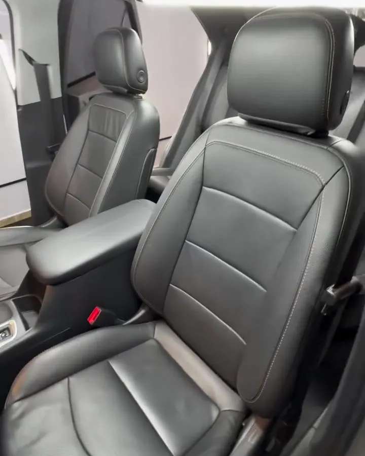Bancos de couro preto limpos e hidratados no interior de um Chevrolet Equinox
